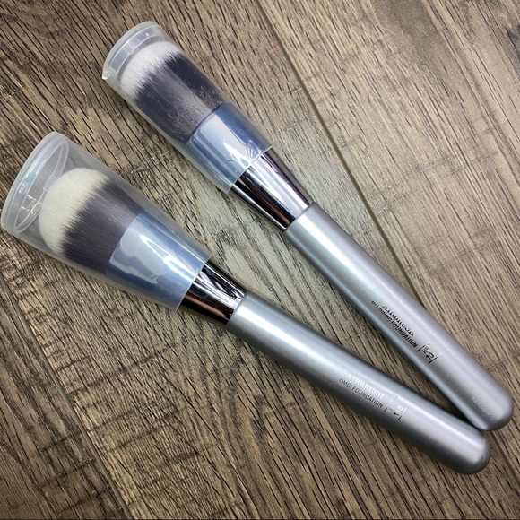 it cosmetics Other - BRAND NEW IT COSMETICS BRUSHES